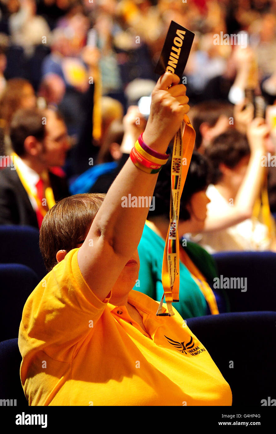 Die Delegierten stimmen bei der jährlichen Parteikonferenz der Liberaldemokraten im ICC in Birmingham ab. DRÜCKEN Sie VERBANDSFOTO. Bilddatum: Samstag, 17. September 2011. Siehe PA LIBDEMS Geschichten. Bildnachweis sollte lauten: Rui Vieira/PA Wire Stockfoto