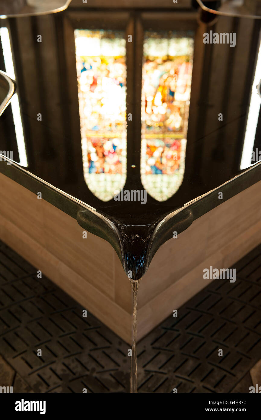 Reflexion von einem Glasfenster in der Schriftart in der Kathedrale von Salisbury Stockfoto