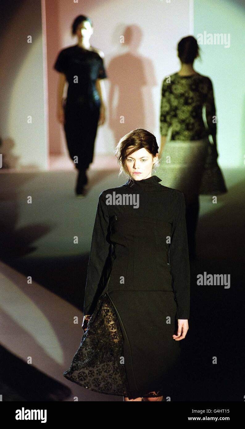 Model geht den Laufsteg entlang und trägt einen Teil der neuesten Kollektion der Designer Zambesi, im Rahmen der New Zealand Four Show bei der London Fashion Week im National History Museum in London. Stockfoto