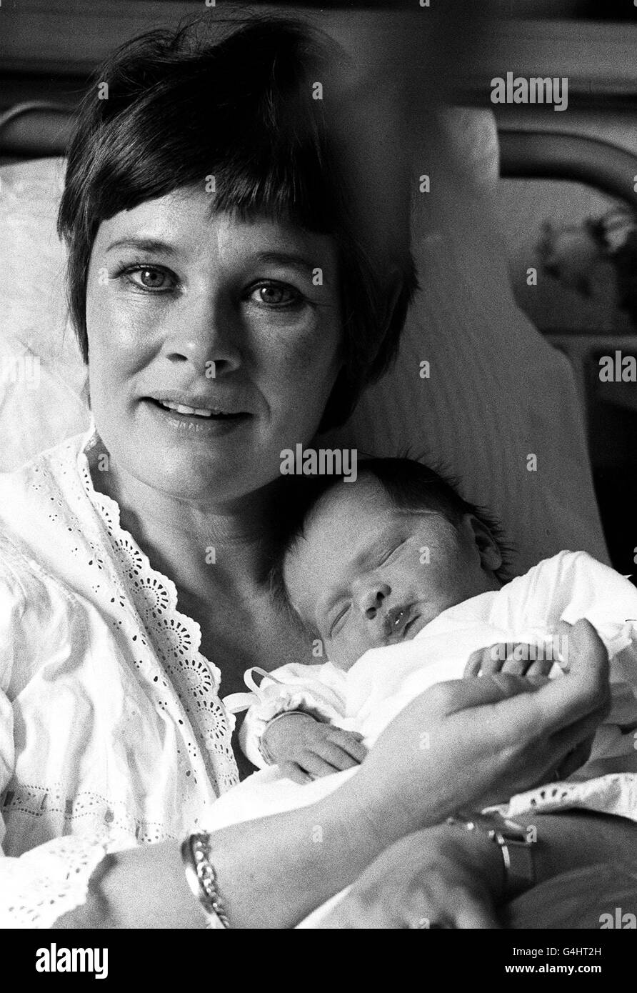 Schauspielerin Judi Dench 37, mit ihrem ersten Baby, einem 7,5 Pfund schweren Mädchen namens Finty, in einer Klinik im Nordwesten Londons. Judi ist mit Michael Williams verheiratet, einem Mitschauspieler in der Produktion von 'London Assurance' der Royal Shakespeare Company, in der sie beide auftraten. Stockfoto