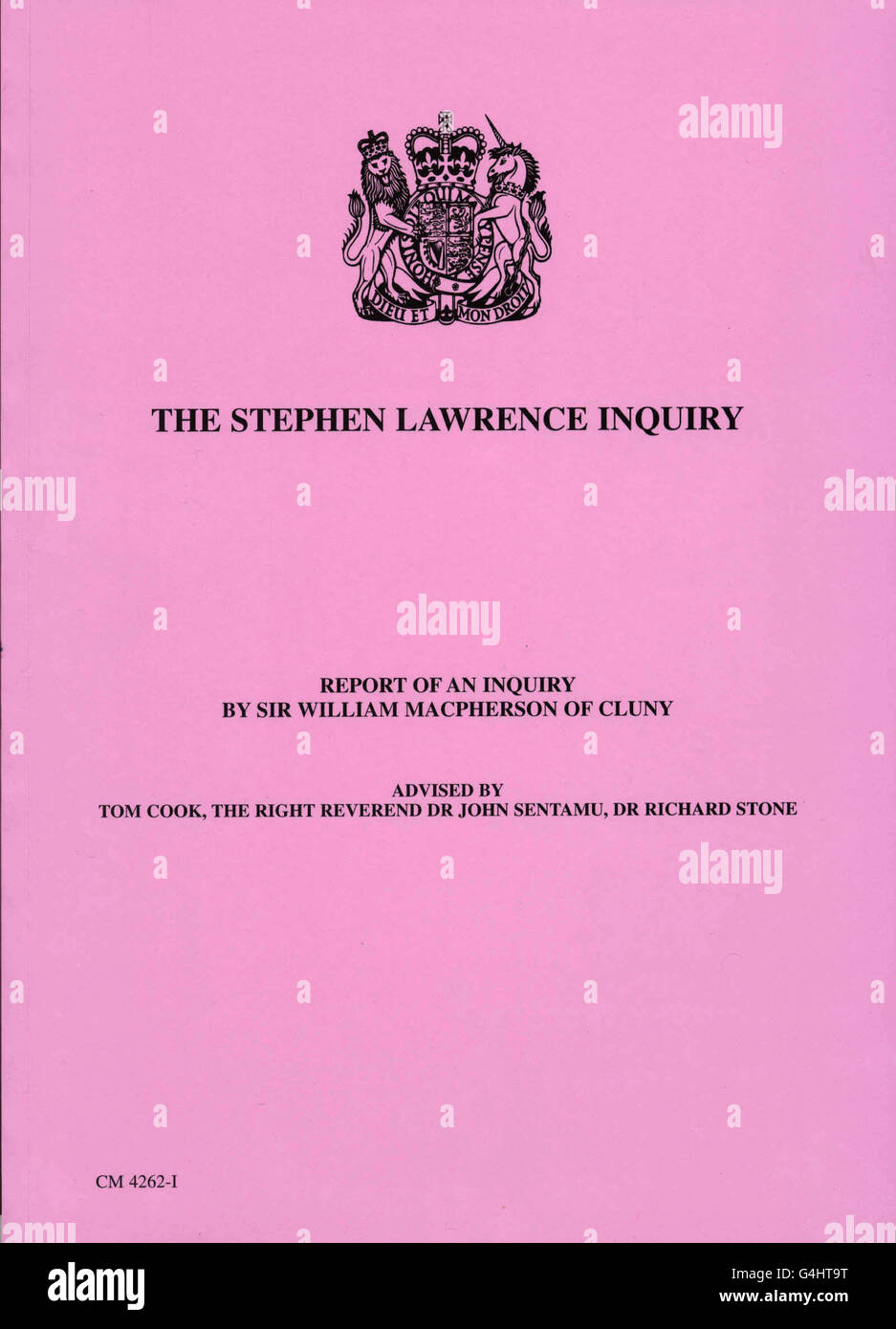 Das Cover des Stephen Lawrence Untersuchungsberichts, produziert von Sir William Macpherson. Die Eltern des ermordeten schwarzen Teenagers waren im Unterhaus, um zu hören, wie Innenminister Jack Straw das Ergebnis der gerichtlichen Untersuchung über den Tod ihres Sohnes enthüllte. * 13/5/99 der Stephen Lawrence Untersuchungsbericht wurde wahrscheinlich aus der Regierung heraus durchgesickert, sagte Innenminister Jack Straw. Straw sagte: Der wahrscheinlichste Weg für das Leck war nicht der Berichtsentwurf selbst, sondern eine Zusammenfassung der Ergebnisse und der damit verbundenen Kommentare, die sich auf die interne Regierung besinnen. Stockfoto