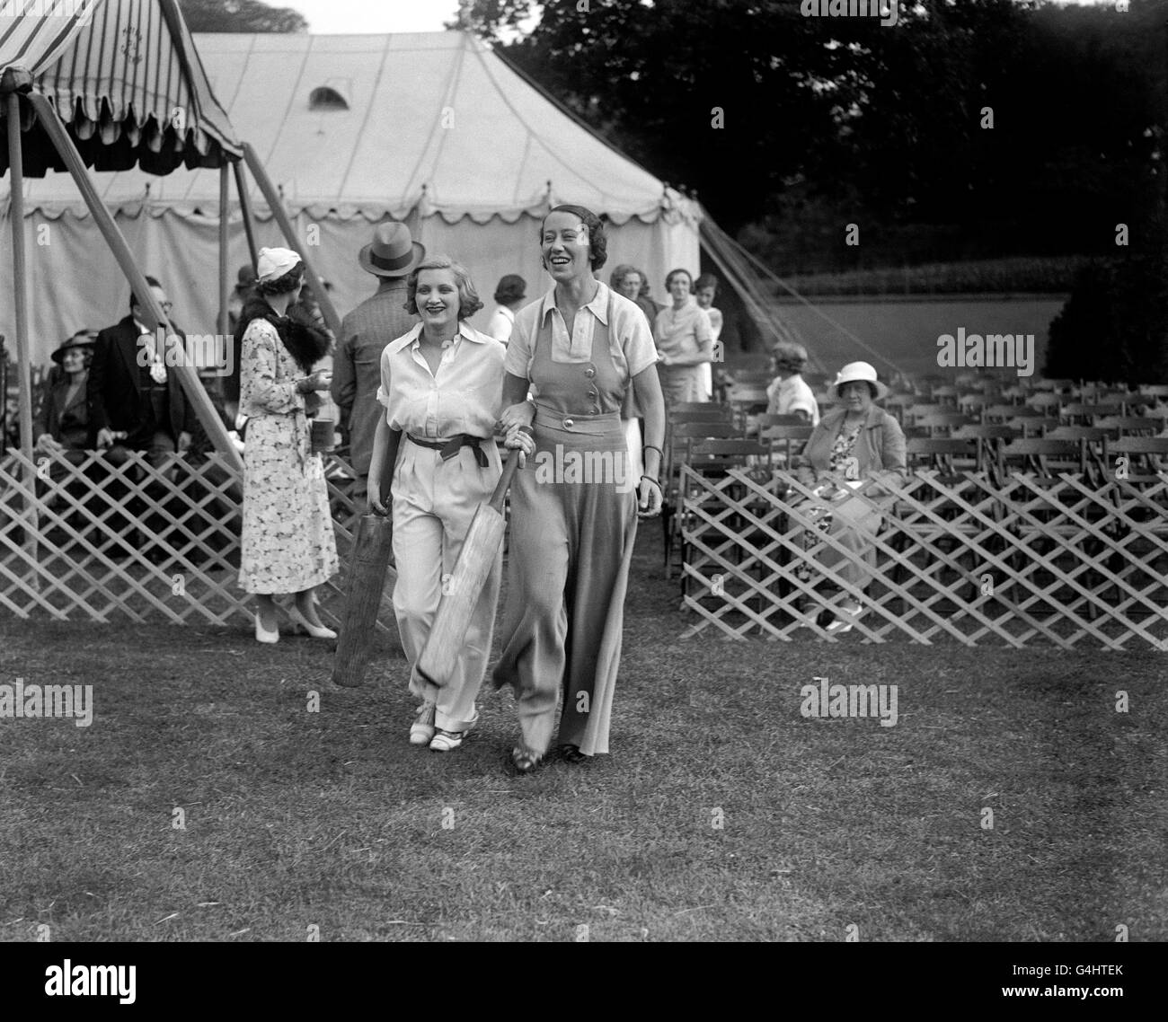 Unterhaltung - Flora Robson und Margery Binner - 1933 Stockfoto