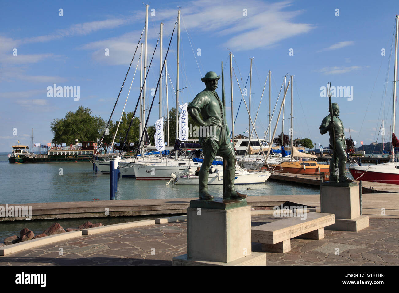 Ungarn-Balatonfüred Fährmann Fischer Statuen Hafen am Plattensee Stockfoto