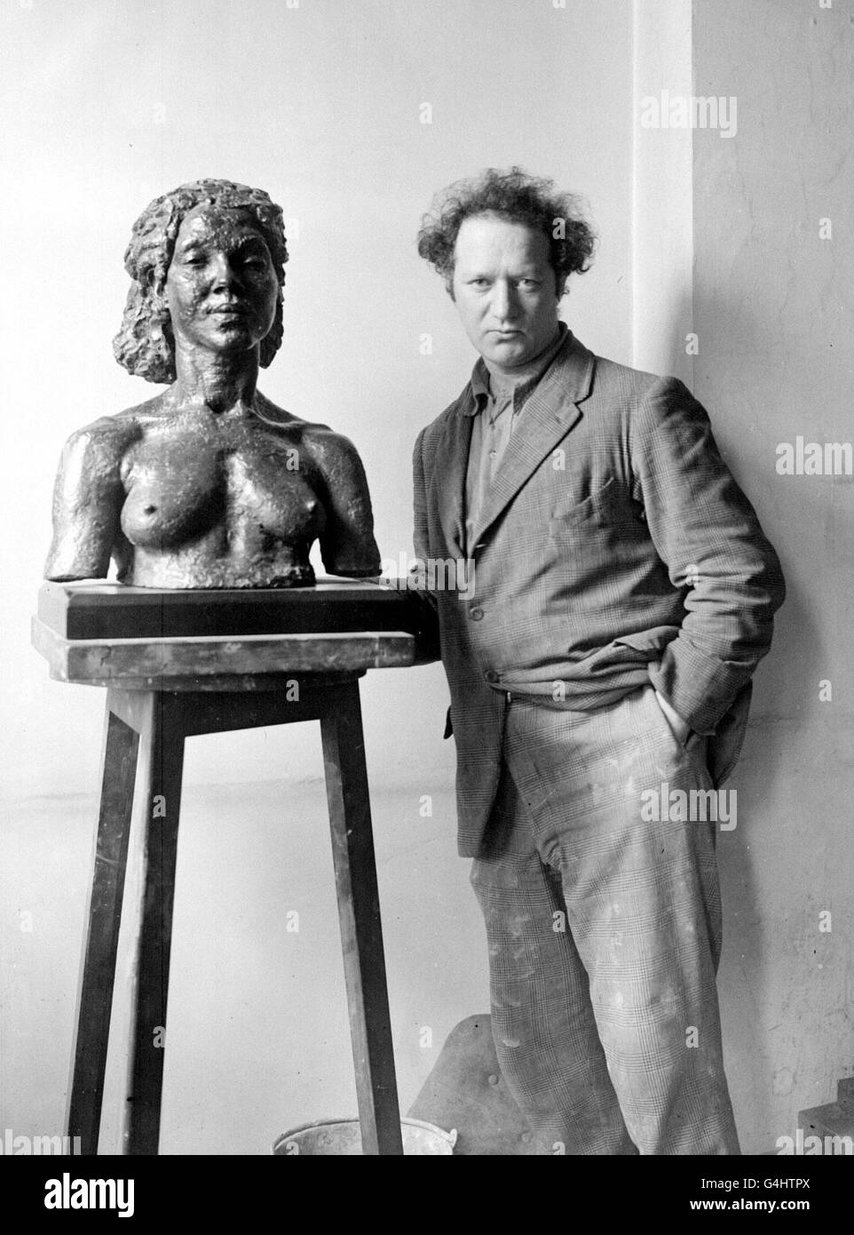 JACOB EPSTEIN. Künstler Jacob Epstein mit einer seiner Skulpturen. Stockfoto