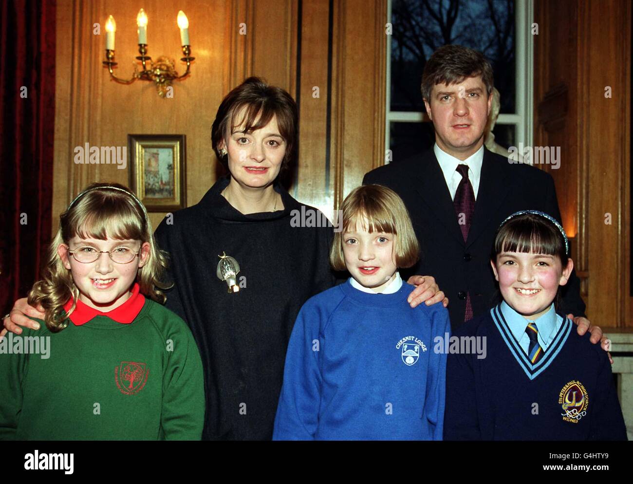 Derek Twigg Labour-Abgeordneter für Halton (TOP R) mit einheimischen Kindern (von links) Miranda Jerram, Nikita Dunne und Michelle Dalton bei einer Tee-Party in der Downing Street, veranstaltet von der Frau des Premierministers Cherie Blair (2. L). Stockfoto