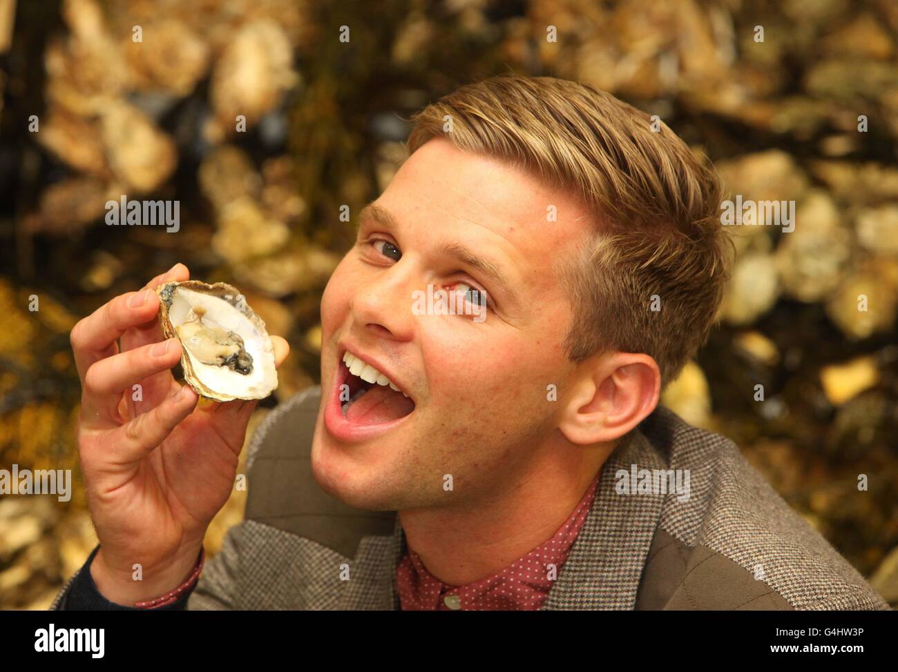 Prominenter Vater und TV-Moderator Jeff Brazier startet Proxeed Plus-Kampagne, um das Bewusstsein für die männliche Fruchtbarkeit zu schärfen und posiert mit Fruchtbarkeits-Superfood-Austern auf dem Billingsgate Market im Osten Londons. Stockfoto