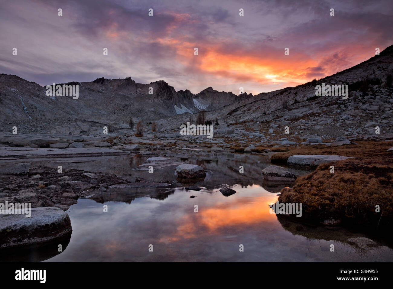 WASHINGTON - Sonnenuntergang Aufenthalt in einem der kleinen Seen im oberen Verzauberungen Bereich der alpinen Seen-Wildnis. Stockfoto