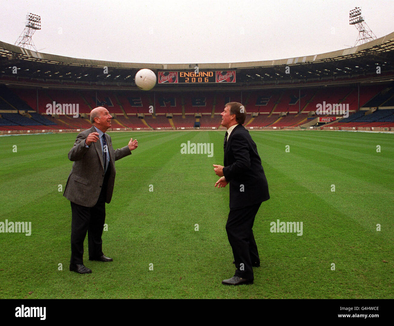 Zwei Ritter des englischen Fußballs, Sir Bobby Charlton CBE (links) und Sir Geoff Hurst MBE, im Wembley Stadium in London, nachdem Wembley PLC den Verkauf des Stadions an FA-unterstützte English National Stadium Development Company (ENSDC) für 103 Millionen Pfund angekündigt hatte. Stockfoto