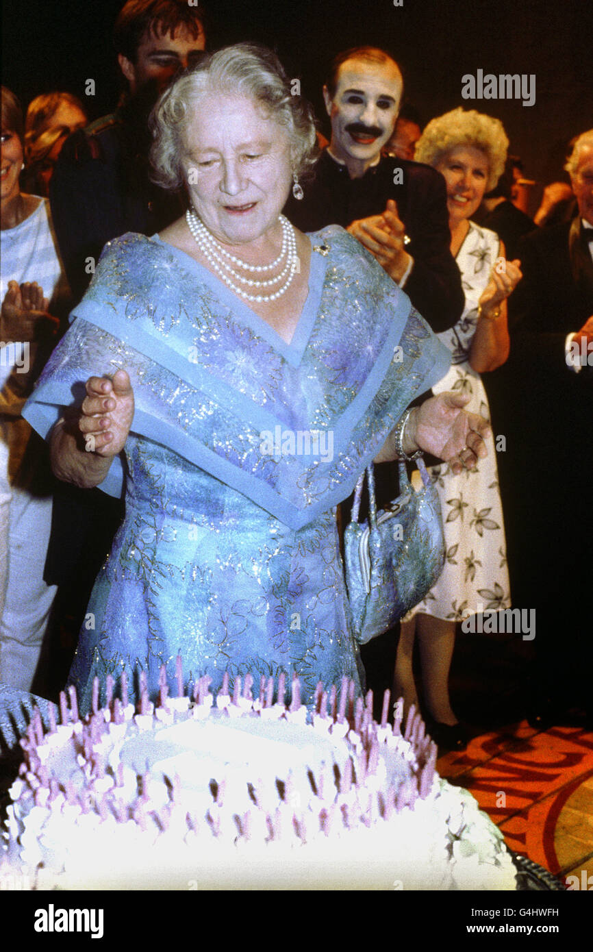 Die Queen Mother feiert ihren 82. Geburtstag in Drury Lane, London, bei einer Aufführung der „Piraten von Penzance“. Stockfoto