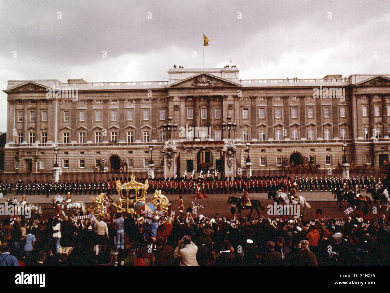 Der Gold State Coach, vor dem Buckingham Palace, bevor Queen Elizabeth II. Und der Herzog von Edinburgh zur St. Paul's Cathedral zum Silver Jubilee Thanksgiving Service aufreisten. Stockfoto
