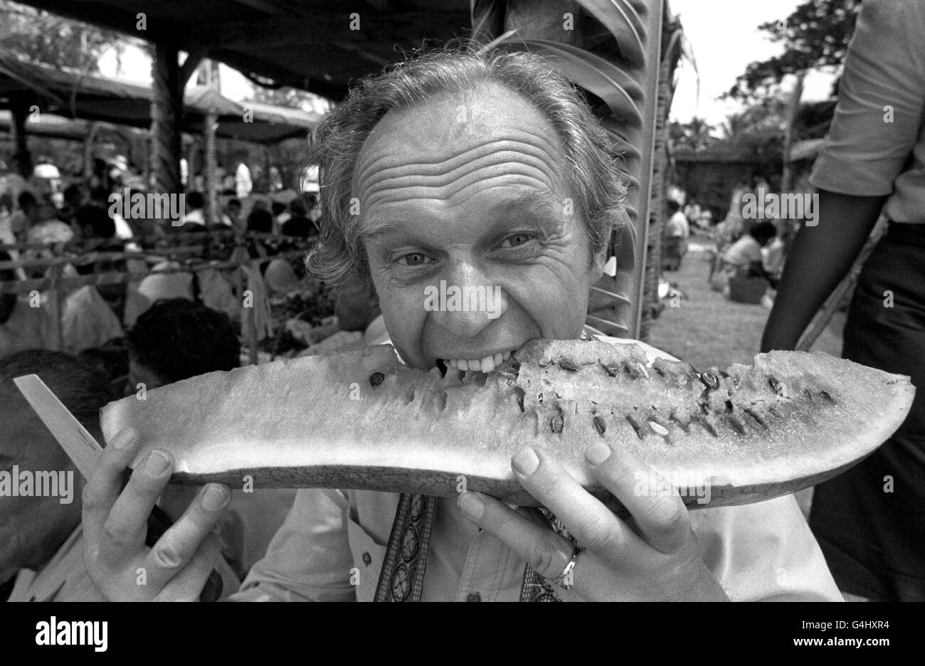 Presse Verband Fotograf Ron Bell essen ein Stück Wassermelone In Fidschi während der Royal Silver Jubilee Tour Stockfoto