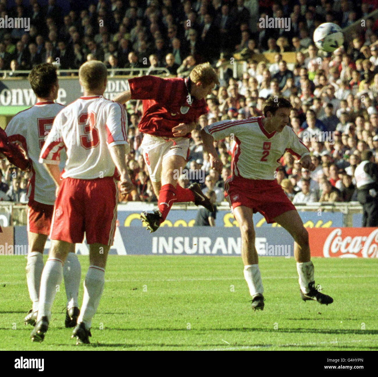 Der Engländer Paul Scholes erzielt im Qualifikationsspiel zur EM 2000 im Wembley-Stadion seinen dritten Treffer gegen Polen. England gewann das Spiel mit 3:1. Stockfoto