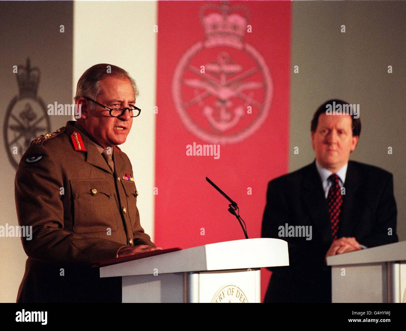 Verteidigungsminister George Robertson (rechts) und General Sir Charles Guthrie, Stabschef der MOD, während der Unterrichtung des Verteidigungsministeriums über die Kosovo-Krise. Stockfoto