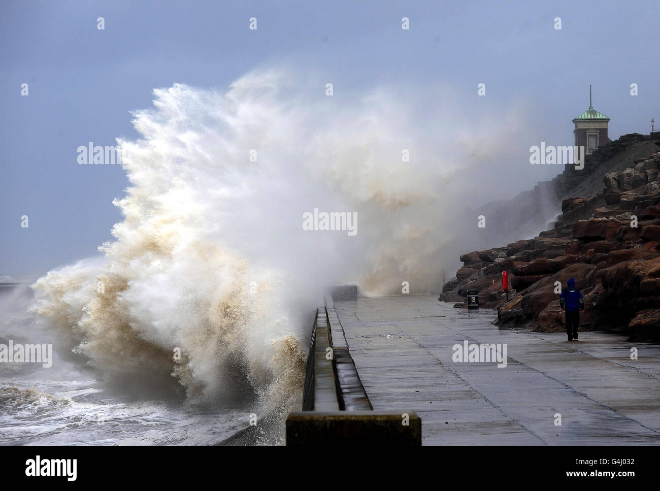 Stürme und Hochgezeiten ziehen die Küste von Blackpool an, während die Überreste des Hurrikans Katia die britischen Küsten treffen. Stockfoto