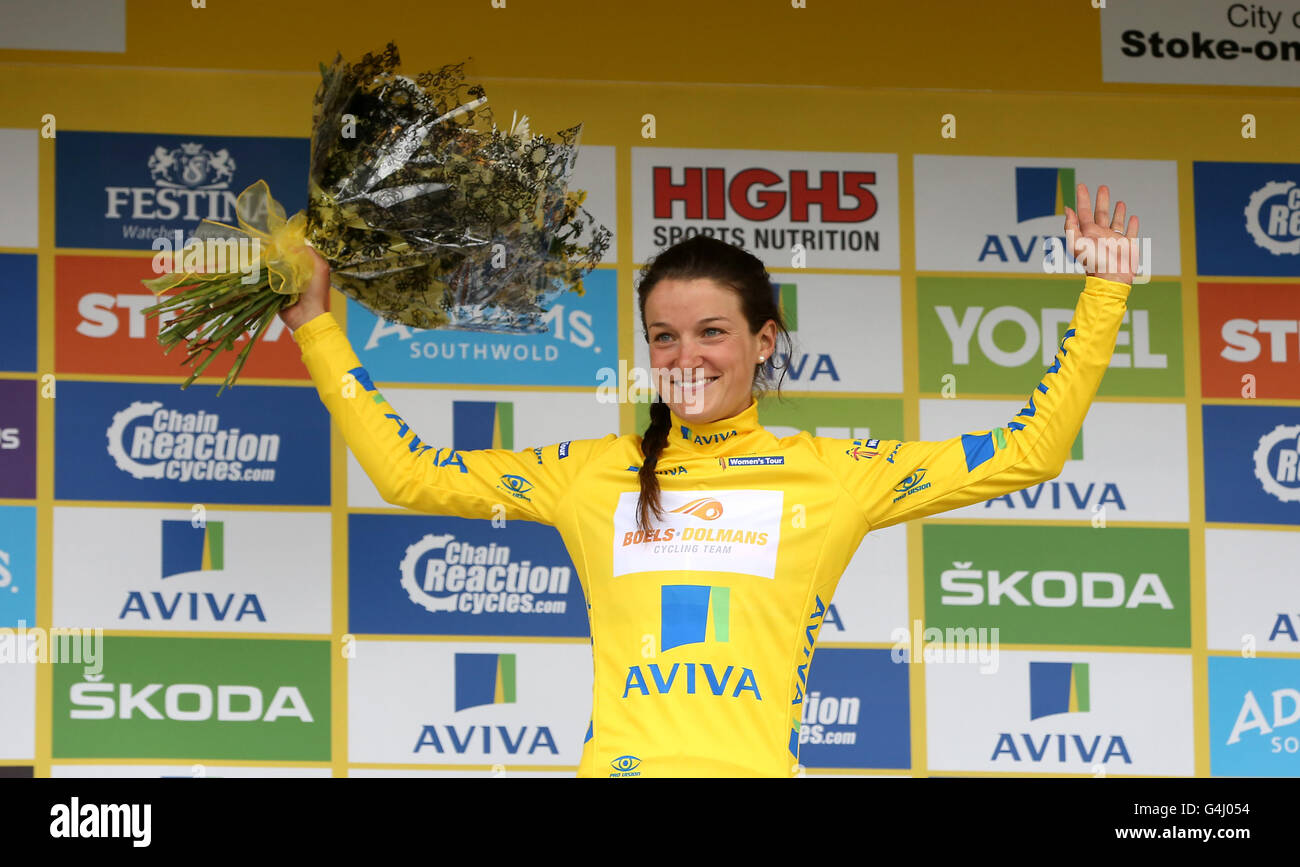 Boels Dolmans Cycling Team Lizzie Armitstead feiert das gelbe Trikot nach der vierten Etappe der Tour of Britain der Frauen behalten. Stockfoto
