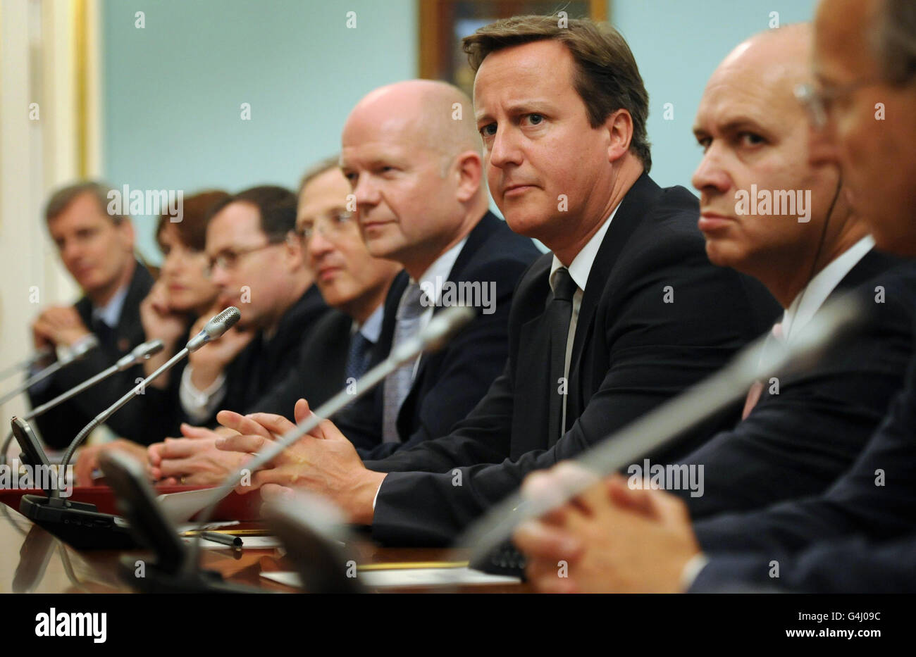 Premierminister David Cameron und Außenminister William Hague (5. Links) nehmen an einem Treffen mit dem russischen Premierminister Wladimir Putin (nicht abgebildet) im Weißen Haus in Moskau, Russland, Teil. Stockfoto