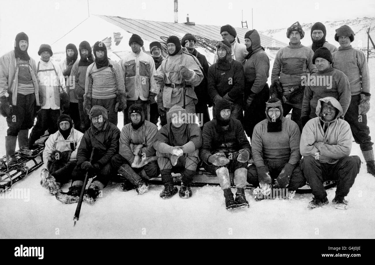 Kapitän Robert Falcon Scott RN (in der Mitte, mit Balaclava) und Mitglieder der unglücklichen britischen Expedition in die Antarktis. Scott und seine Gefährten erreichten den Südpol, wurden aber von den Norwegern unter der Führung von Amundsen geschlagen. Sie kamen auf der Rückfahrt ums Leben. Stockfoto