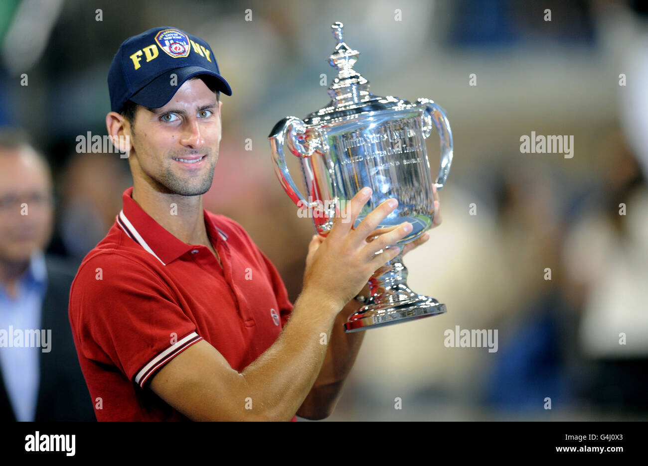 Der serbische Novak Djokovic feiert mit der Trophäe, nachdem er Rafael Nadal am 15. Tag des US Open in Flushing Meadows, New York, USA, besiegt hat. Stockfoto