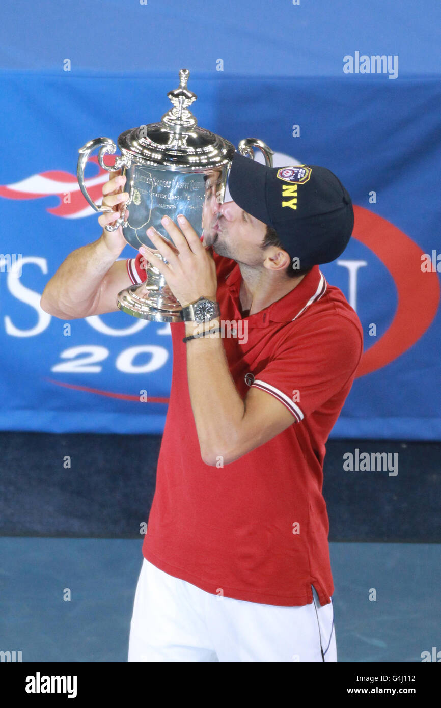 Der serbische Novak Djokovic feiert den Sieg gegen den spanischen Rafael Nadal am 15. Tag der US Open in Flushing Meadows, New York, USA. Stockfoto