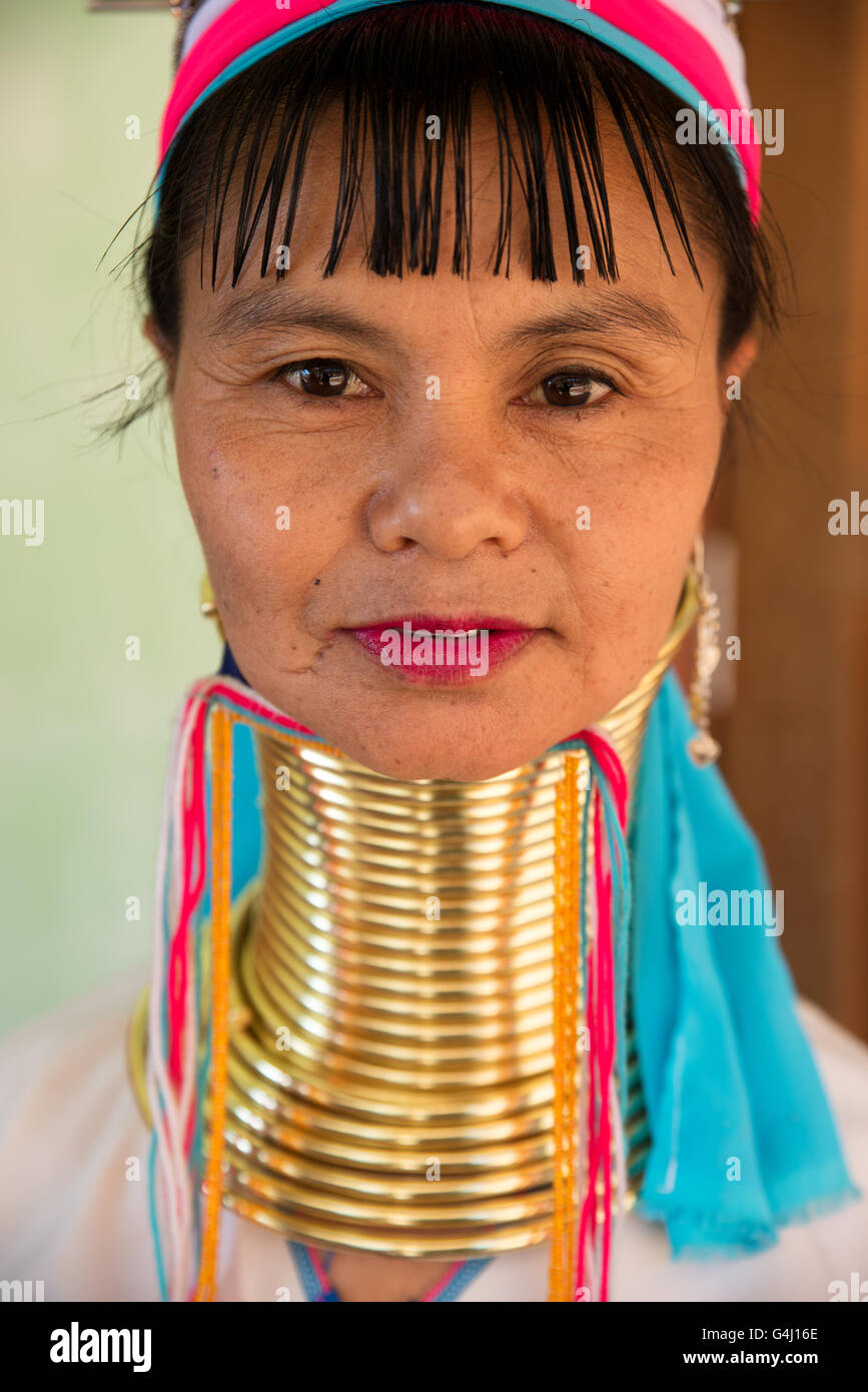 Porträt einer Frau Kayan Lahwi (Padaung) mit Messing Spulen Ringe am Hals, Panpet Dorf, Kayah State in Myanmar Stockfoto