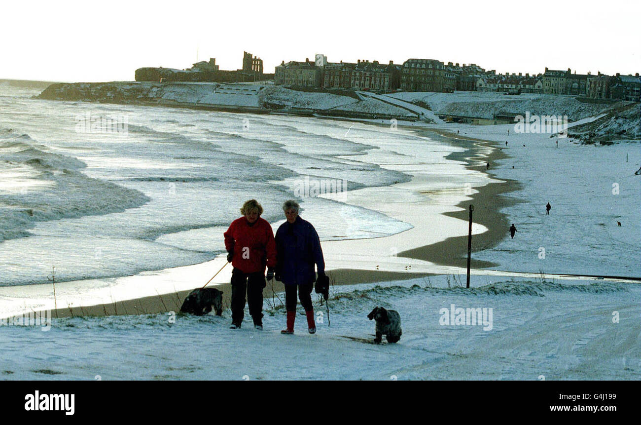 Die Szene am Tynemouth Beach in der Nähe von Newcastle nach dem arktischen Wetter brachte Schnee in Gebiete, die besser für ihre sonnenverwöhnten Sommerstrände bekannt sind. Stockfoto