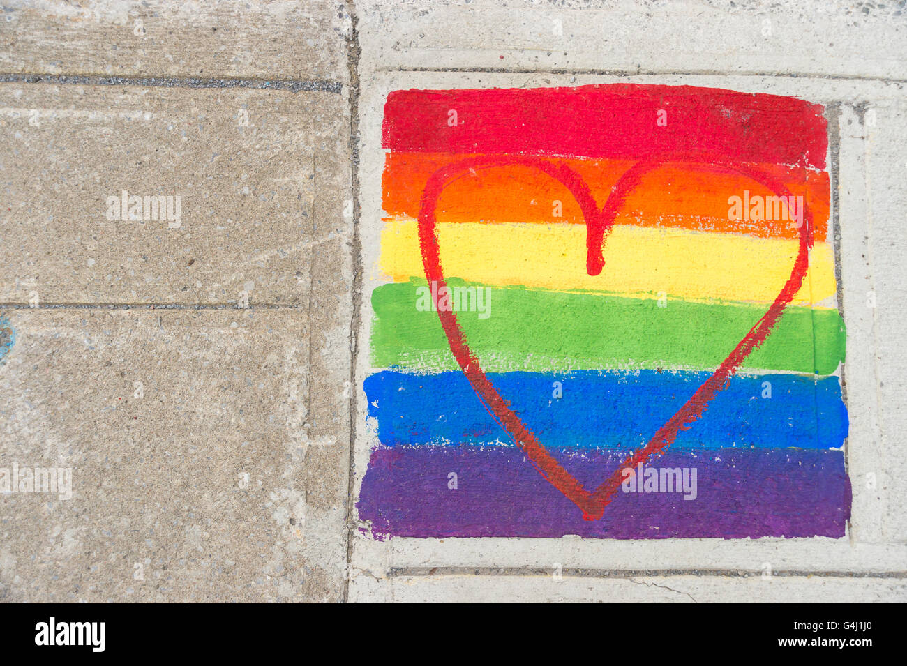 Gay Regenbogen Flagge und roten Herzen auf einem Bürgersteig lackiert Stockfoto