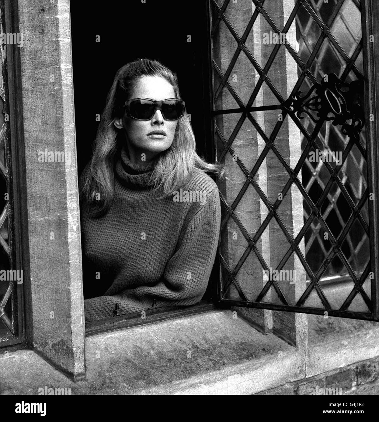 URSULA ANDRESS 1966: Ursula Andress, die im Bushey Park, Hampton Court, eine dunkle Brille trägt, weil das Geweih eines Hirsches ihr rechtes Auge knapp verpasst hat, ruht in ihrem Surrey Hotel, in der Hoffnung, die Dreharbeiten zu „Casino Royale“ in den Shepperton Studios wieder aufzunehmen. Stockfoto