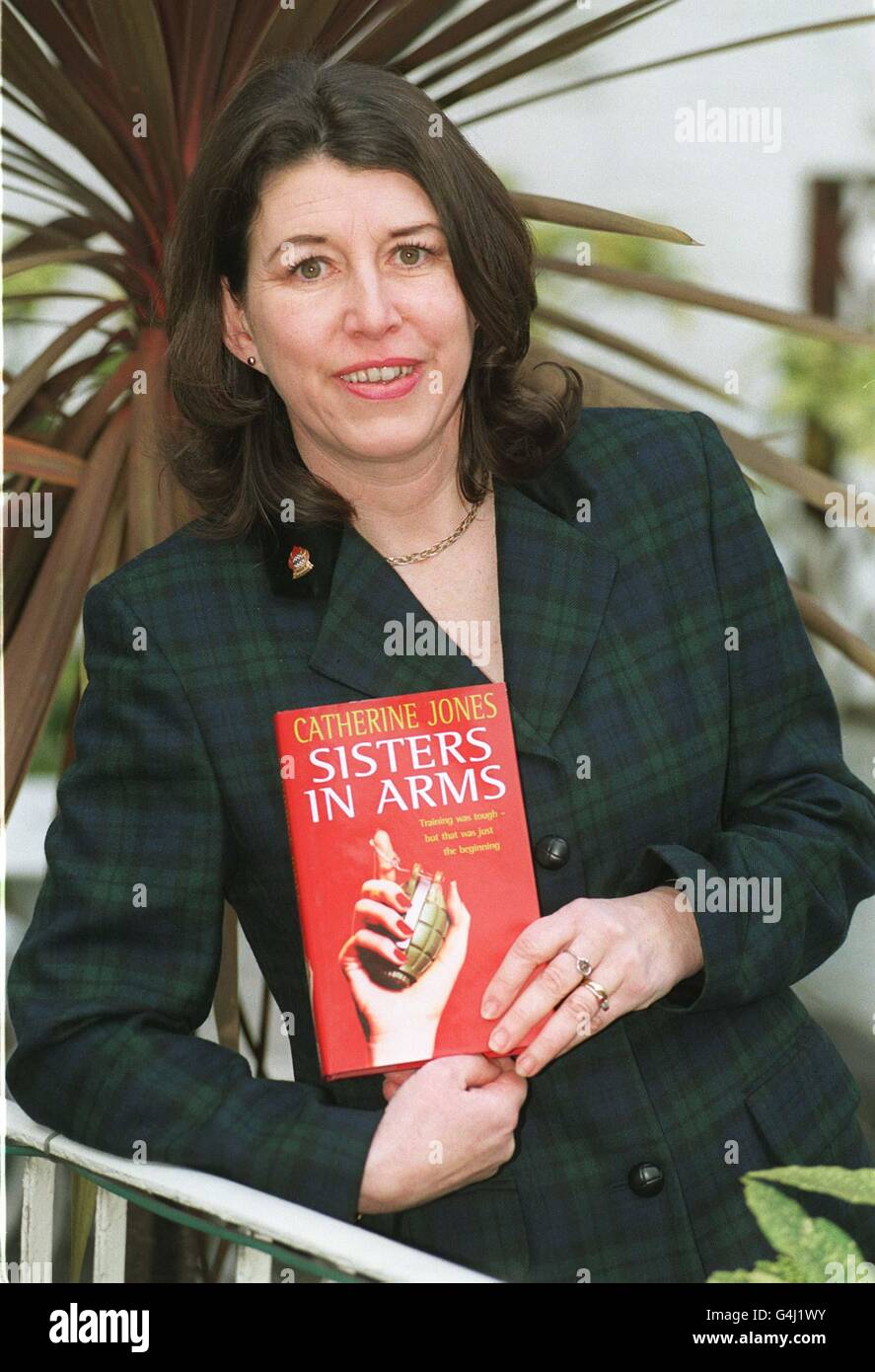 Catherine Jones, einer der acht in der engeren Auswahl stehenden Romane, für den Parker Romantikroman des Jahres 1999, in London mit ihrem Roman 'Sisters in Arms'. Der Gesamtsieger wird am 21. April 1999 bekannt gegeben. Stockfoto
