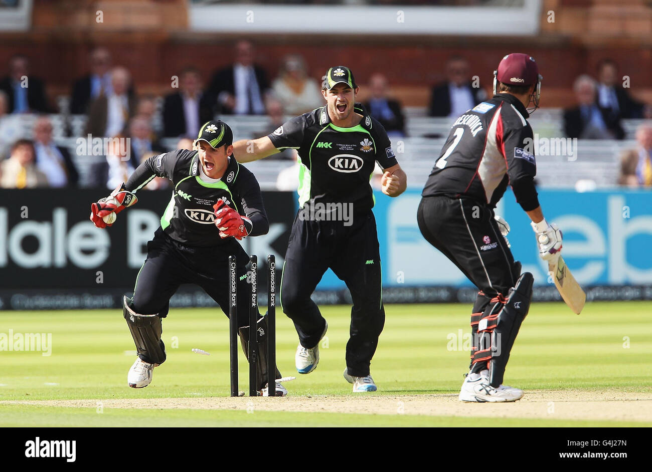 Somerset's Marcus Trescodick wird von Surrey's Stephen Davies während des Clydesdale Bank 40 Finales am Lord's Cricket Ground, London, gestolpert. Stockfoto