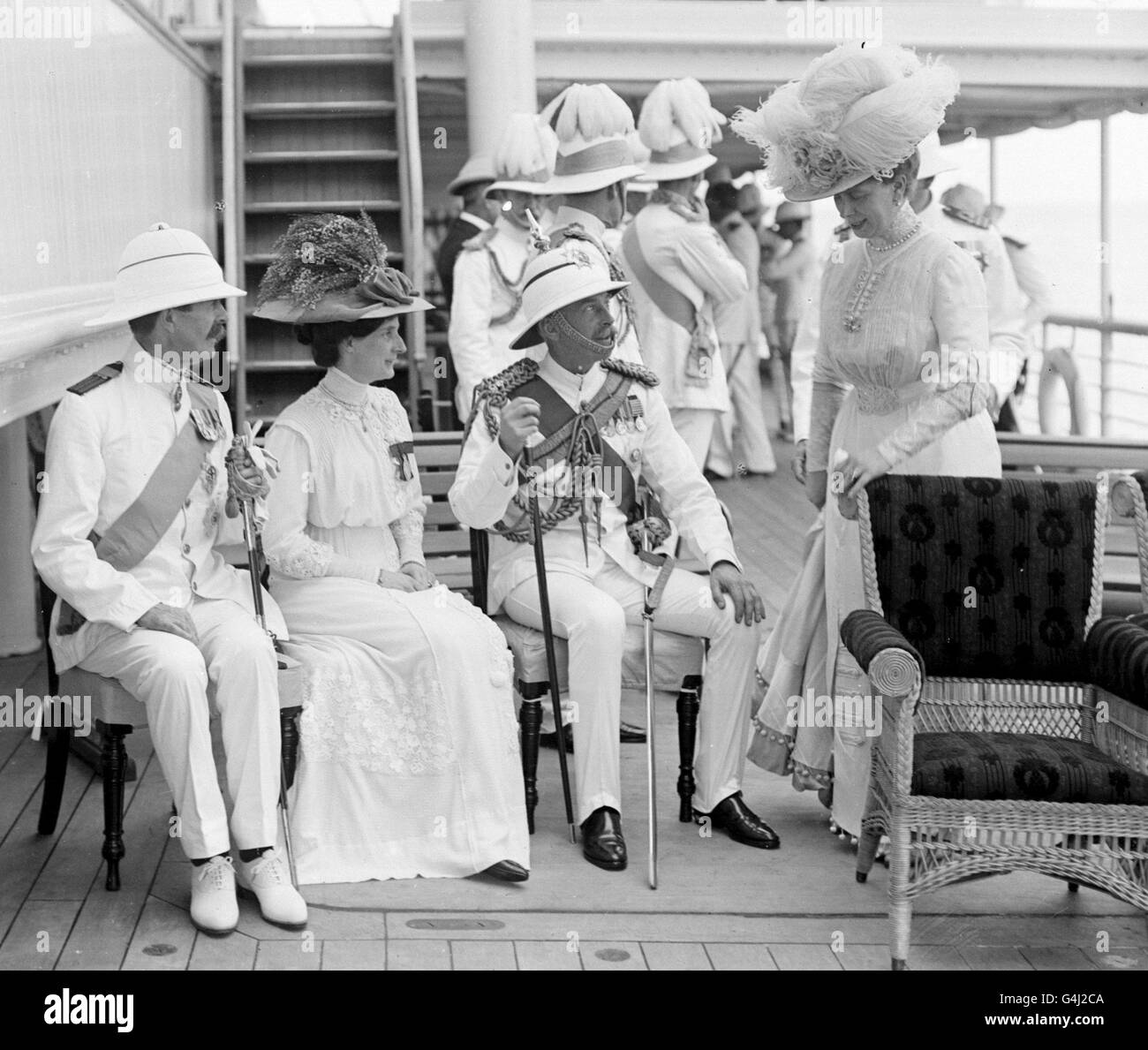 An Bord von RMS Medina spricht Queen Mary mit dem Herzog von Teck (später Herzog von Cambridge), der Herzogin von Devonshire und der Marquess of Crewe während der Reise zum Delhi Durbar. Stockfoto