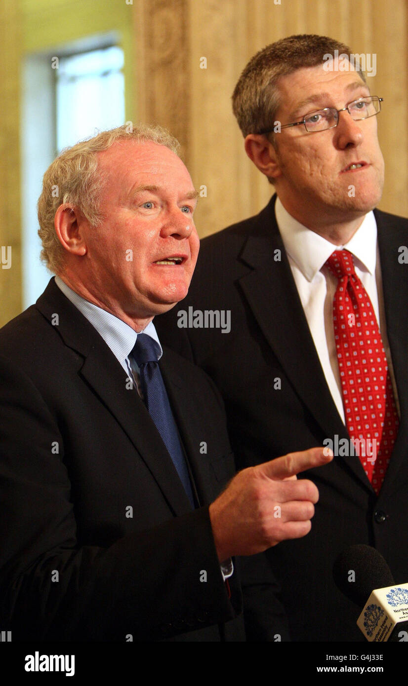 Martin McGuinness (links) und der kommende stellvertretende erste Minister John O'Dowd sprechen mit den Medien im Parlamentsgebäude Stormont. Stockfoto