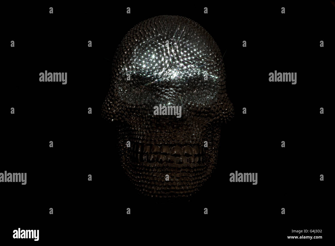 Jeweled Schädel auf schwarzem Hintergrund Stockfoto