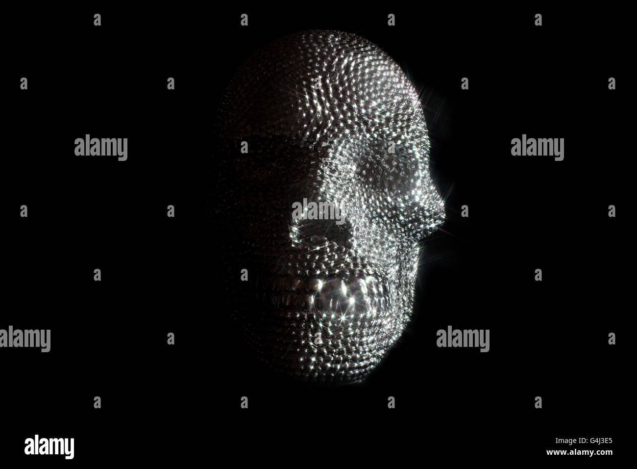 Jeweled Schädel auf schwarzem Hintergrund Stockfoto