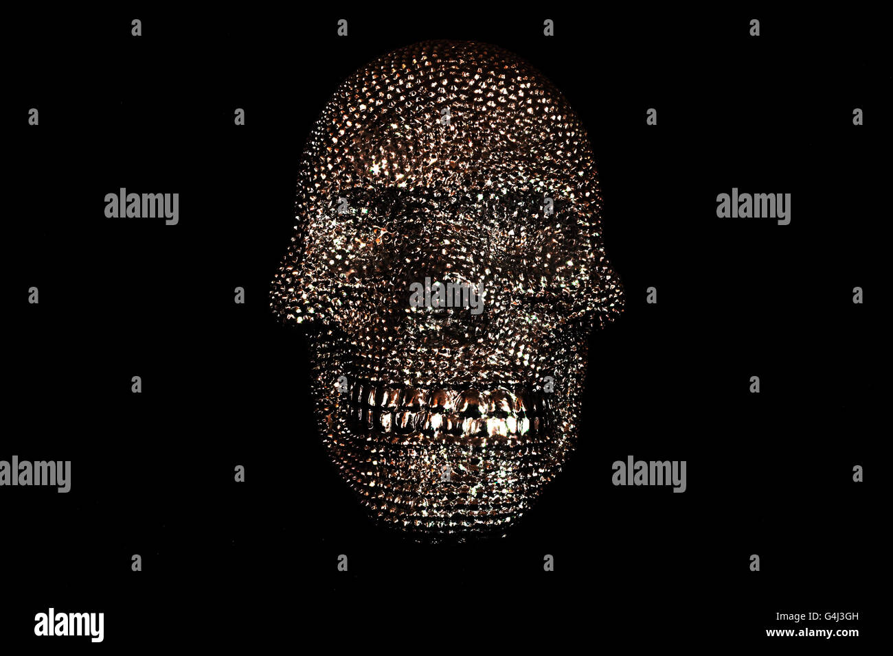 Jeweled Schädel auf schwarzem Hintergrund Stockfoto