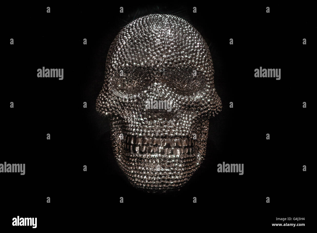 Jeweled Schädel auf schwarzem Hintergrund Stockfoto