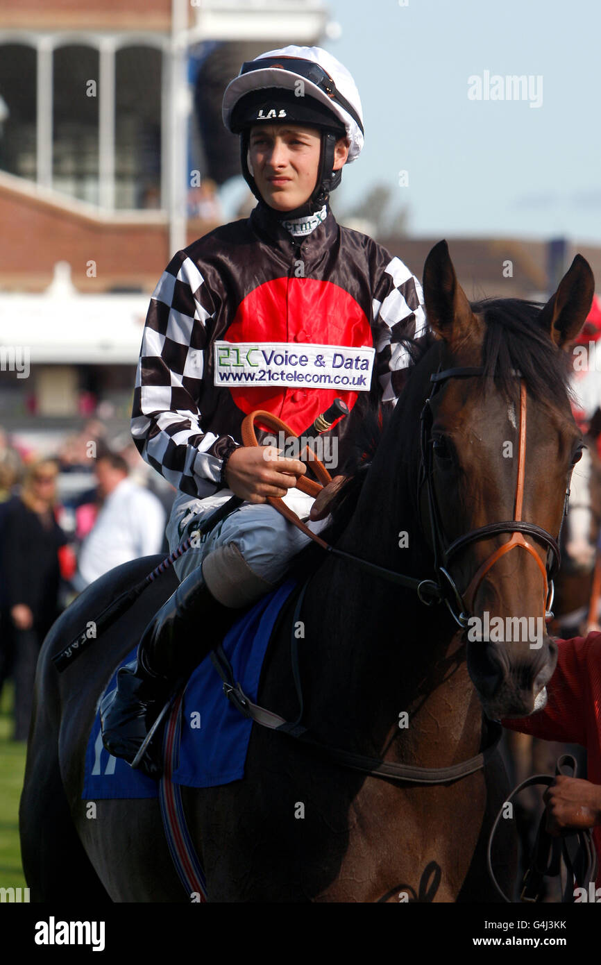 Jockey Harry Bentley auf Luv U zu vor der Isle of Skye 8-Y-O Blended Scotch Whisky Handicap Stockfoto