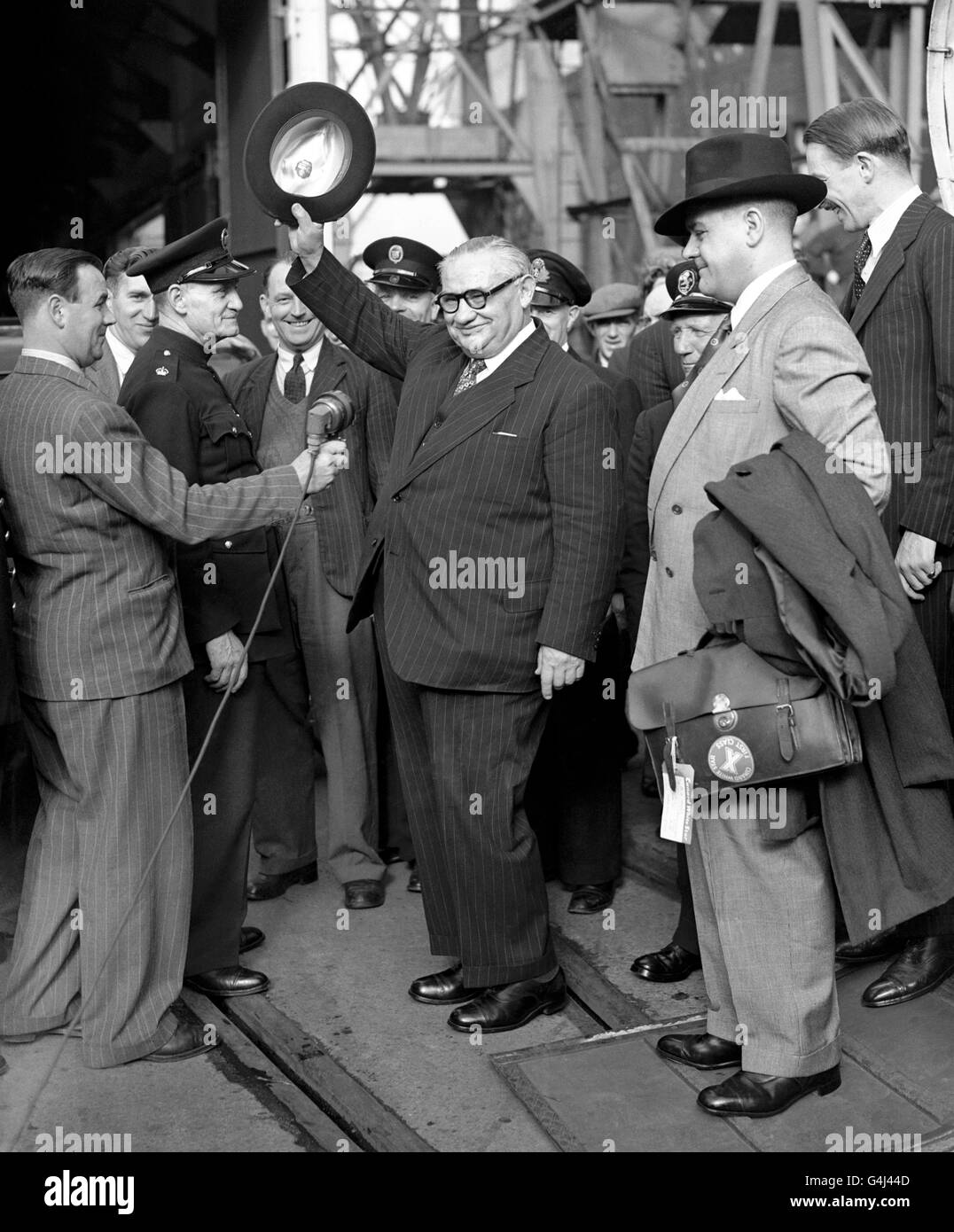 Außenminister Ernest Bevin kommt nach Gesprächen in Washington nach Southampton zurück. Bevin winkt seinen Hut in fröhlicher Reaktion auf die Schreie der Hafenarbeiter nach dem "guten alten Ernie". Stockfoto