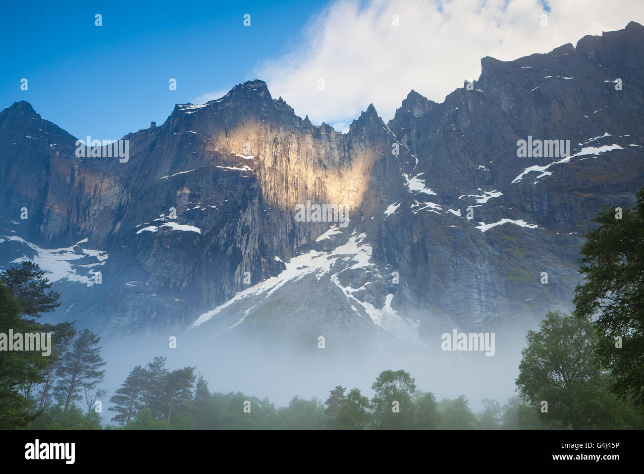 Am frühen Morgen Licht auf die 3000 Meter vertikale Trollmauer im Tal Romsdalen, Østfold, Norwegen. Stockfoto