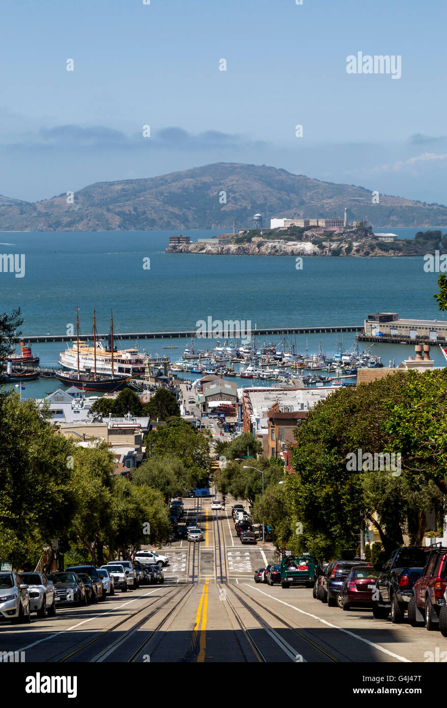 Blick vom Hügel in San Fransisco. Pier, Bucht und Alcatraz am Fuß des Berges. Stockfoto