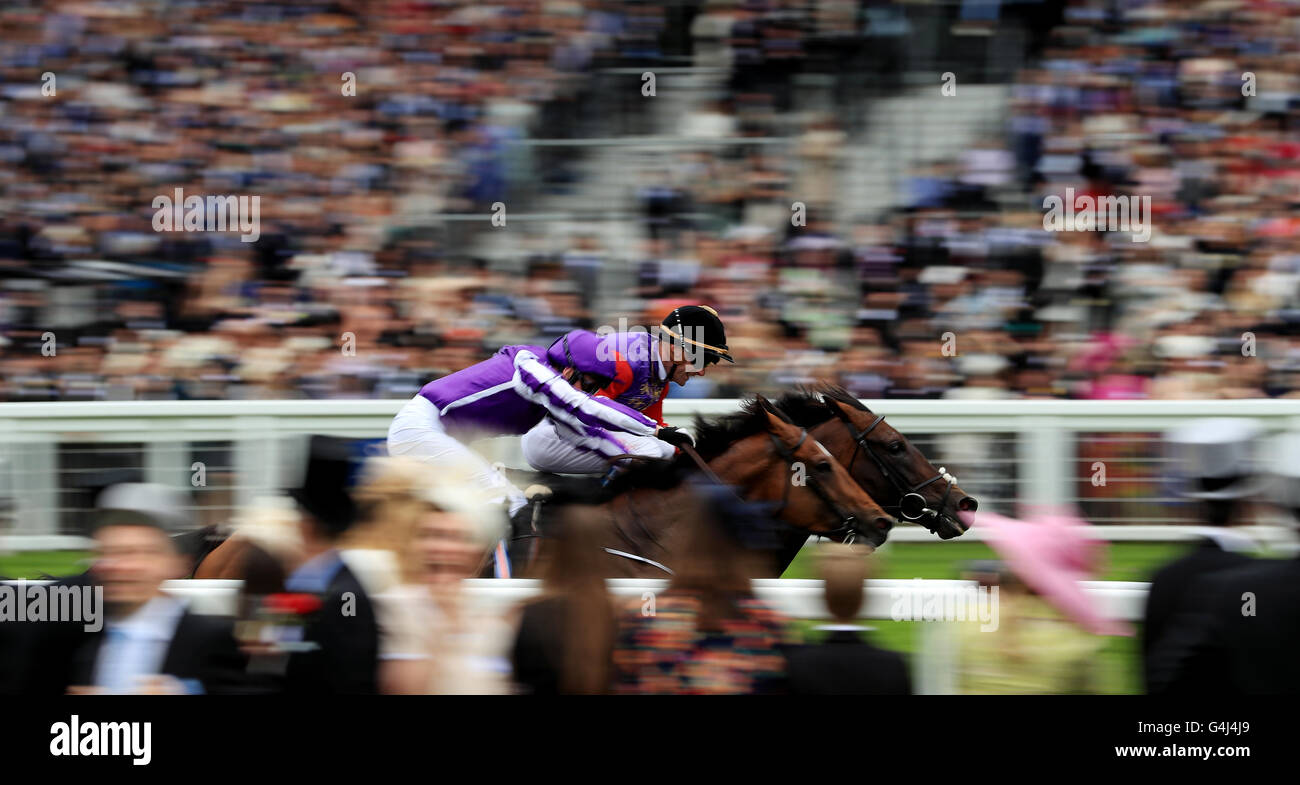 Dartmouth geritten von Olivier Peslier (rechts) gewinnt die Hardwicke Einsätze von Highland Rolle von Seamie Heffernan tagsüber fünf Royal Ascot 2016 auf dem Ascot Racecourse geritten. Stockfoto