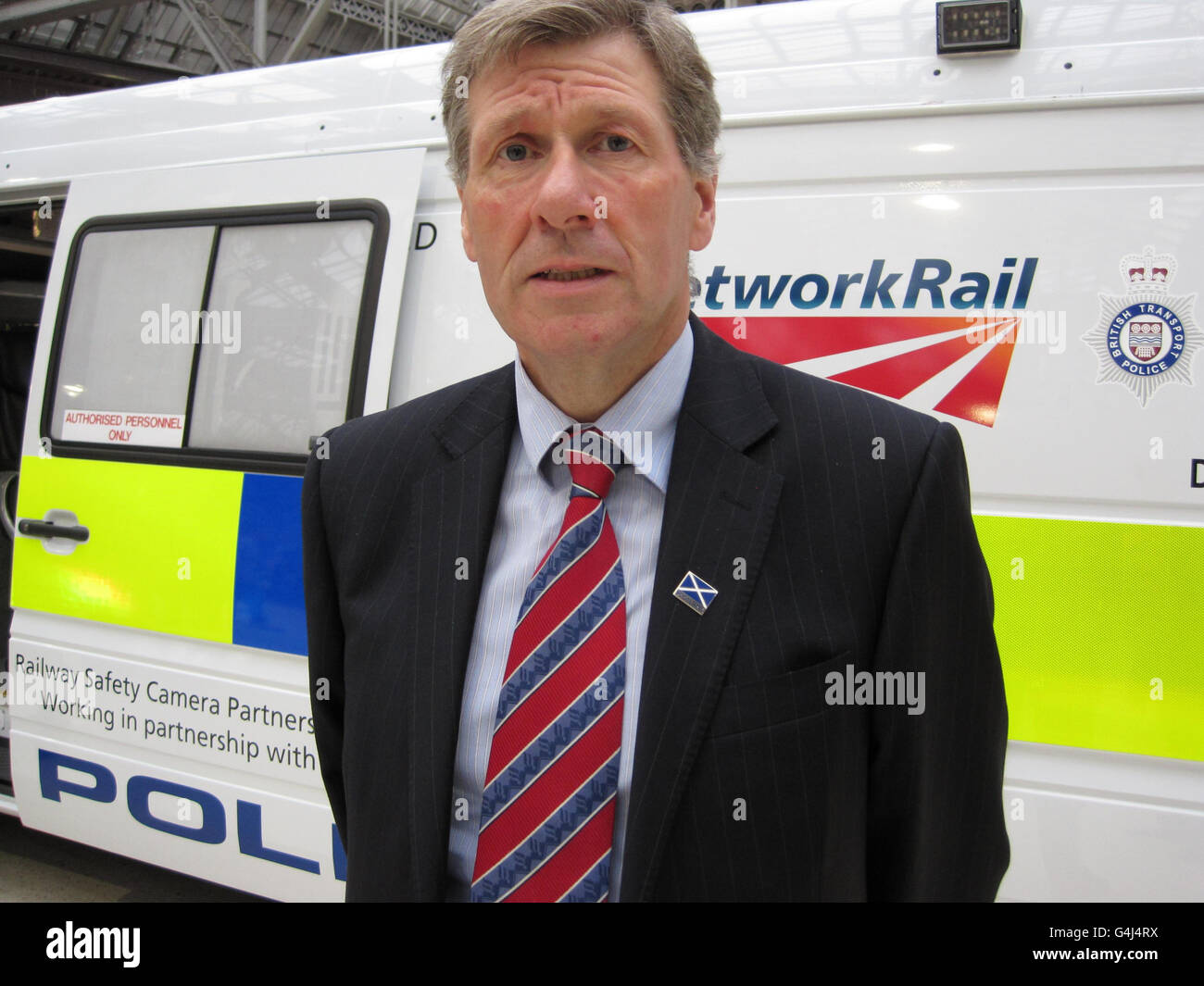 Schottlands Justizminister Kenny MacAskill beim Start eines mit modernster Kameratechnologie ausgestatteten Transporters auf der Glasgow Central Station, der die Polizei dabei unterstützt, Fahrer zu vereihen, die auf Bahnübergängen Menschenleben gefährden. Stockfoto