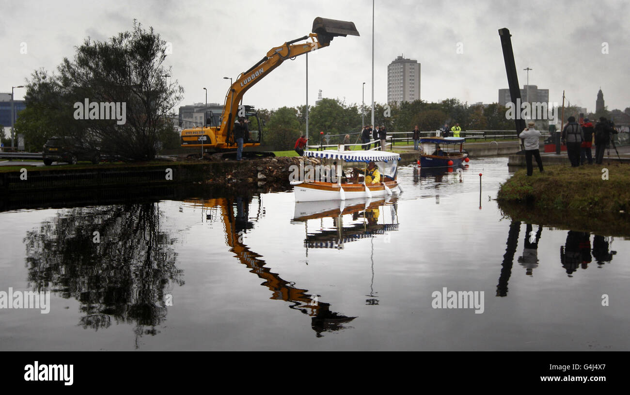 STANDALONE-FOTO: Boote versammeln sich auf dem Forth & Clyde Canal in Glasgow, um den zehnten Jahrestag der Wiedereröffnung der Wasserstraße zu begehen. Stockfoto