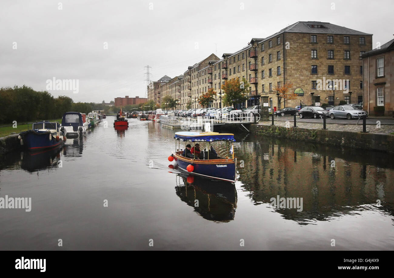 Boote versammeln sich auf dem Forth & Clyde Canal in Glasgow, um den zehnten Jahrestag der Wiedereröffnung der Wasserstraße zu begehen. Stockfoto