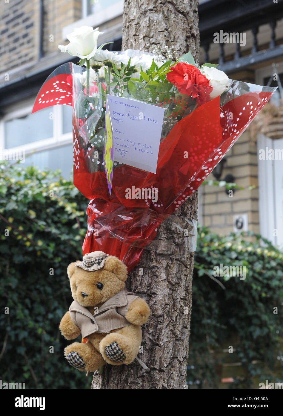 Das Paar hat sich über das tote Kind gequizt. Ein Tribut, der vor einem Grundstück in der Crofton Road, Heaton, Bradford, hinterlassen wurde, wo der Leichnam eines Kindes gefunden wurde. Stockfoto