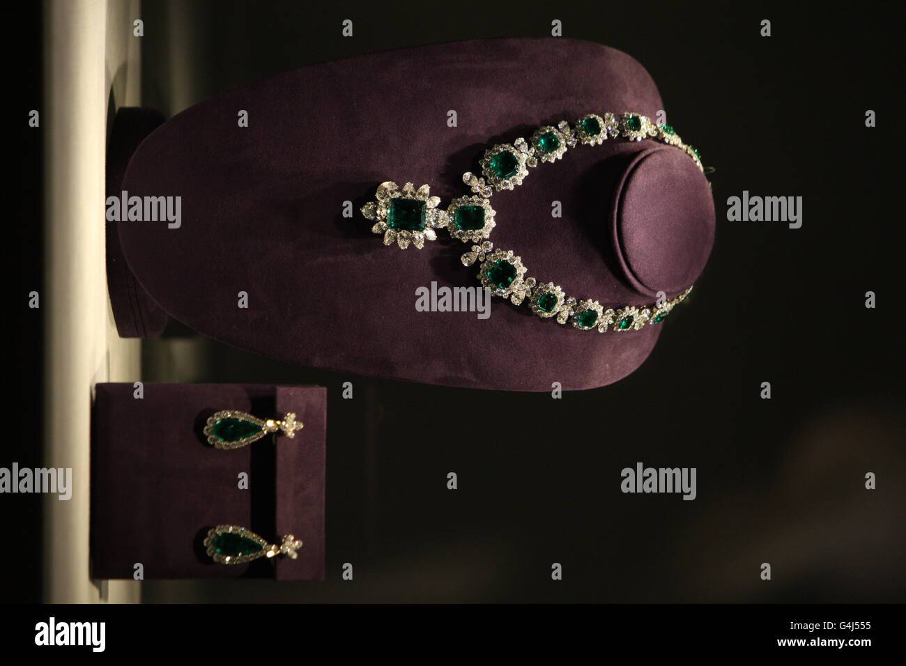 Elizabeth Taylors smaragdgrüne und diamantene Halskette, ausgestellt bei Christie's, London, bevor sie in New York und London versteigert wurde. Stockfoto
