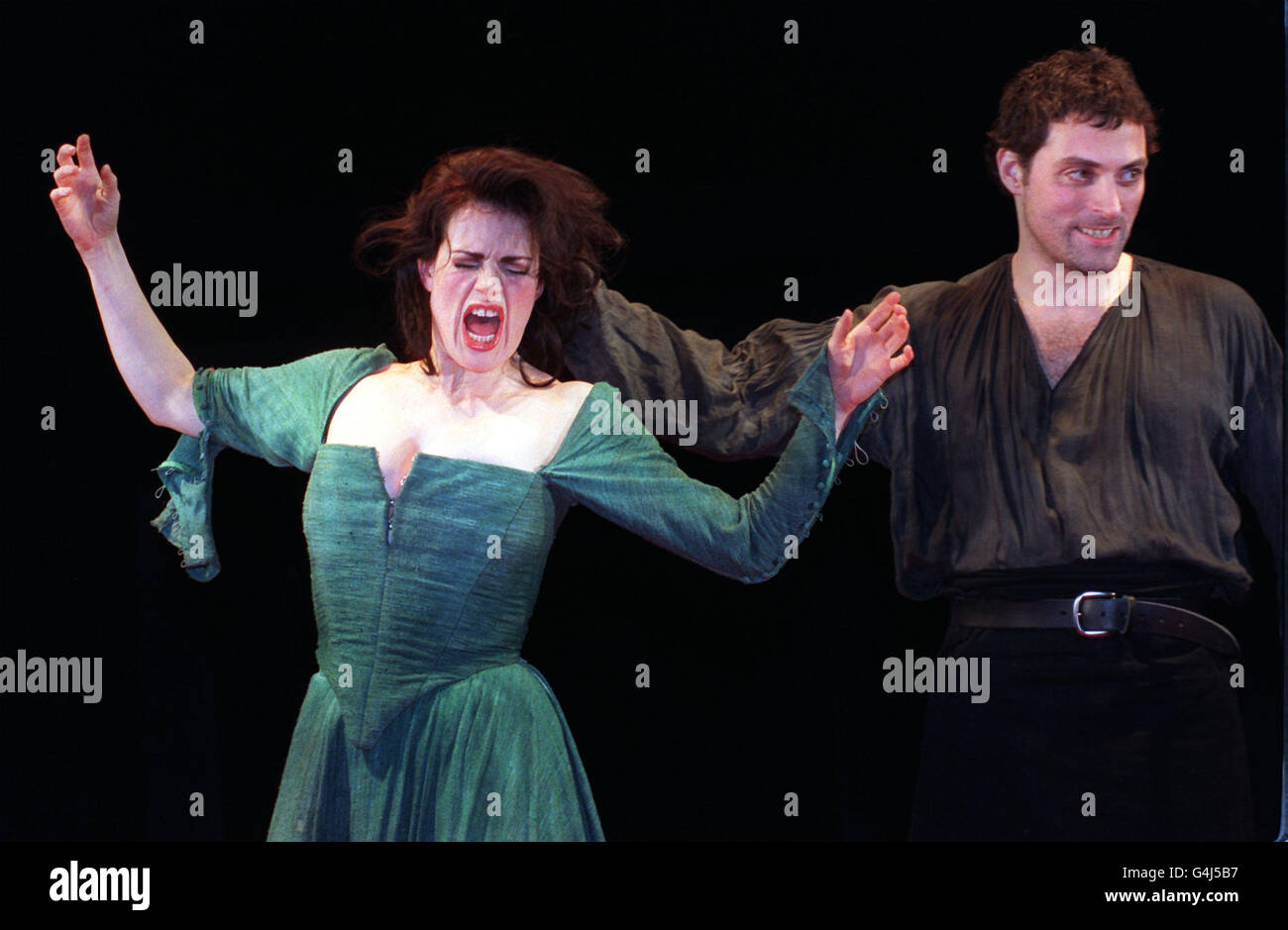 Sally Dexter als Lady Macbeth und Rufus Sewell als Macbeth auf der Bühne des Queen's Theatre, London, während einer Generalprobe für William Shakespeares Macbeth. Stockfoto