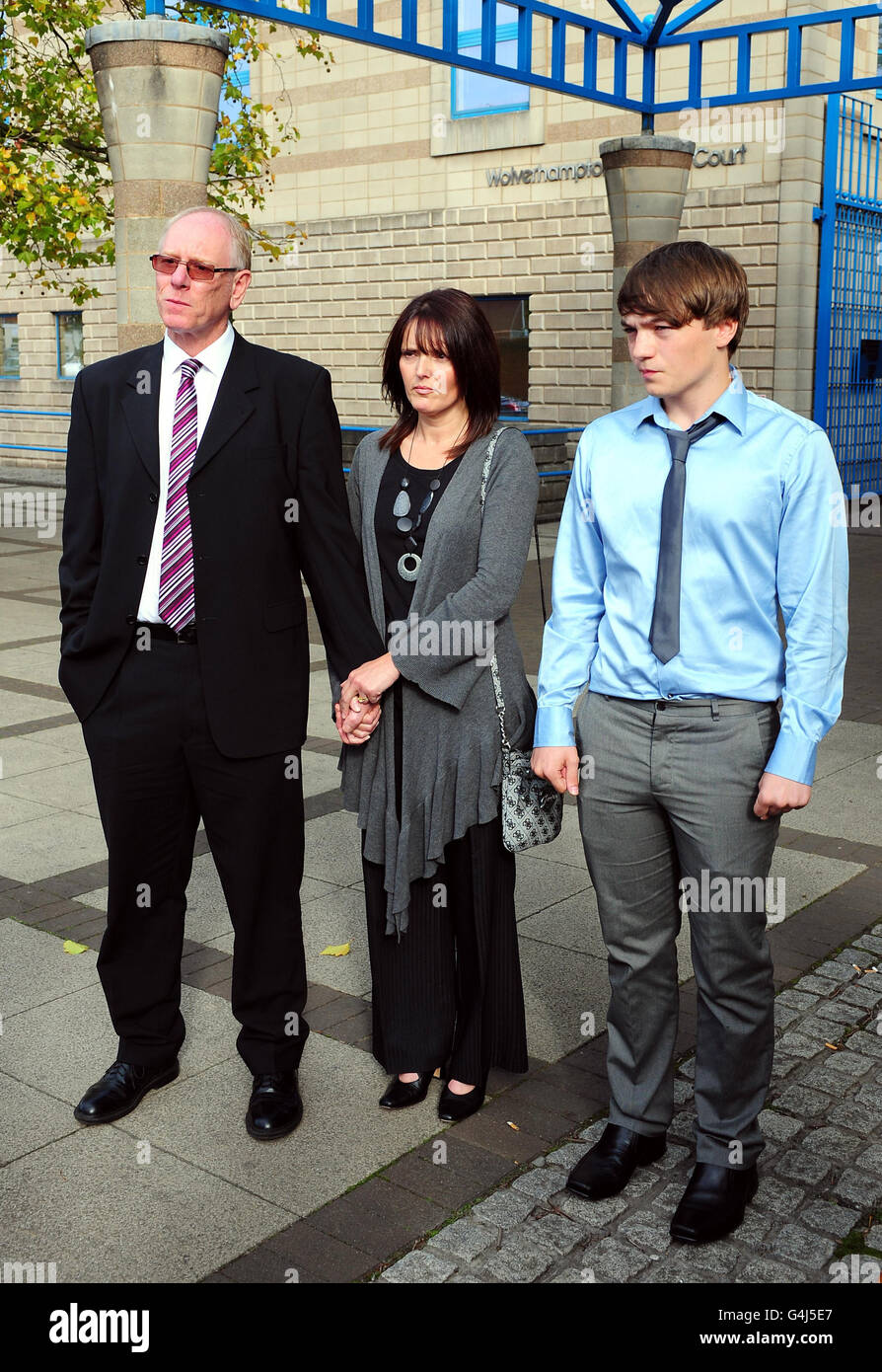 Nigel und Rose West, die Eltern von Chloe West, 14, die im April mindestens 20 Mal vor der Ridgewood High School in Stourbridge von Ex-Freund Samuel Gayzer-Tomlinson, 18, erstochen wurden, stehen mit Ben Hudson, 16, Die bei dem Angriff ebenfalls verletzt wurde, als er vor dem Crown Court in Wolverhampton eingriff, wo ihr Angreifer zu 13 Jahren Jugendhaft verurteilt wurde. Stockfoto