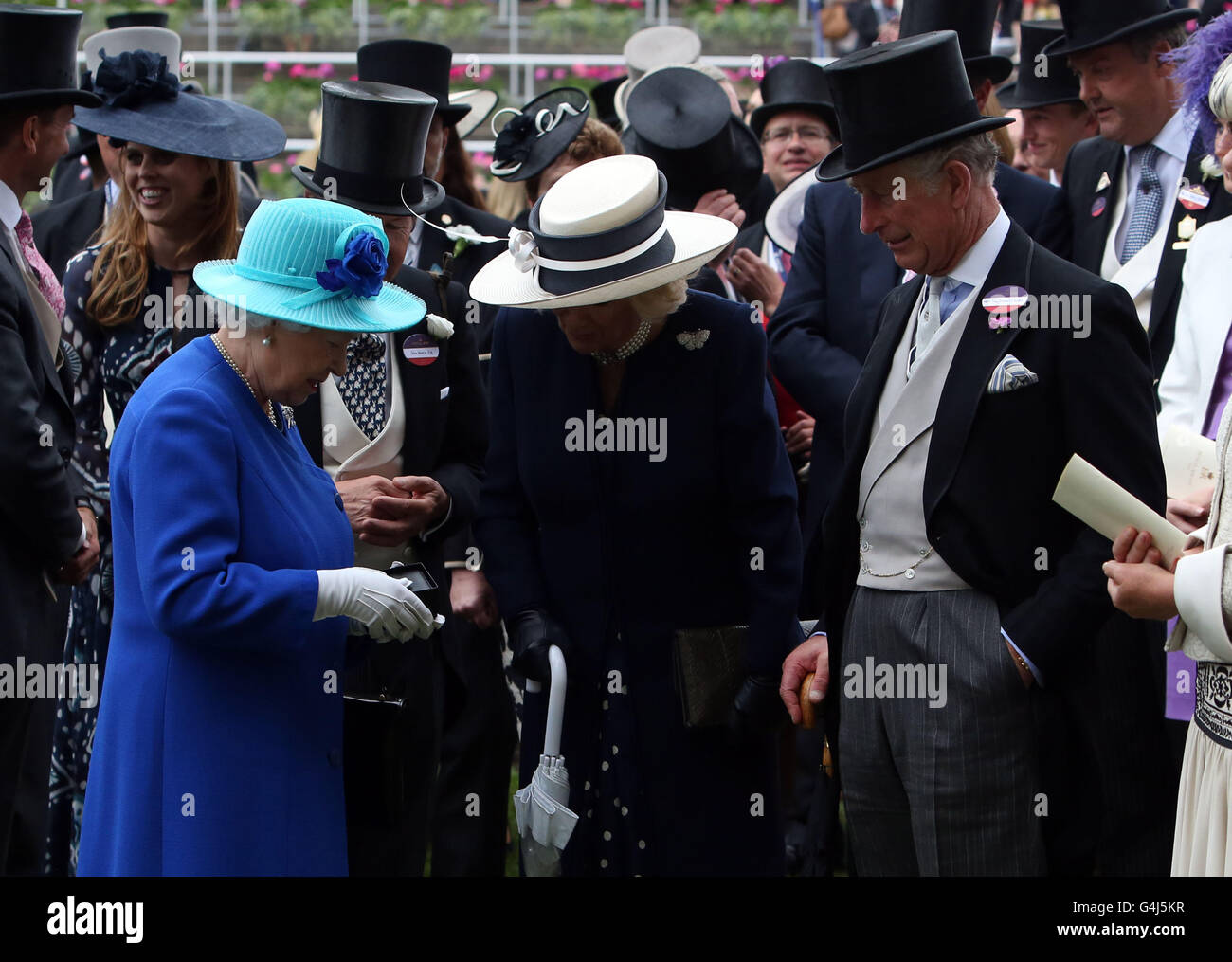 Königin Elizabeth II Gespräche ToPrince von Charles und der Duchess of Cornwall nach Dartmouth ihr Pferd geritten von Olivier Peslier Won die Hardwicke Einsätze tagsüber fünf Royal Ascot 2016 auf dem Ascot Racecourse. Stockfoto