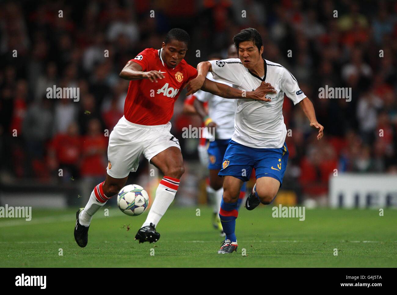Basles Joo-Ho Park (rechts) und Antonio Valencia (links) von Manchester United Kampf um den Ball Stockfoto
