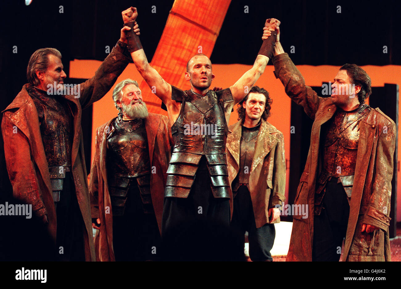 Aus L-R: Oliver Cotton (Agamemnon), Denis Quilley (Nestor), Simon Day (Ajax), Alexander Hanson (Diomedes), Roger Allam (Ulysses) auf der Bühne während einer Preview von 'Troilus and Cressida' unter der Regie von Trevor Nunn. Das Stück wird im Olivier Theatre, London, eröffnet. * geöffnet am 15/3/99 Stockfoto